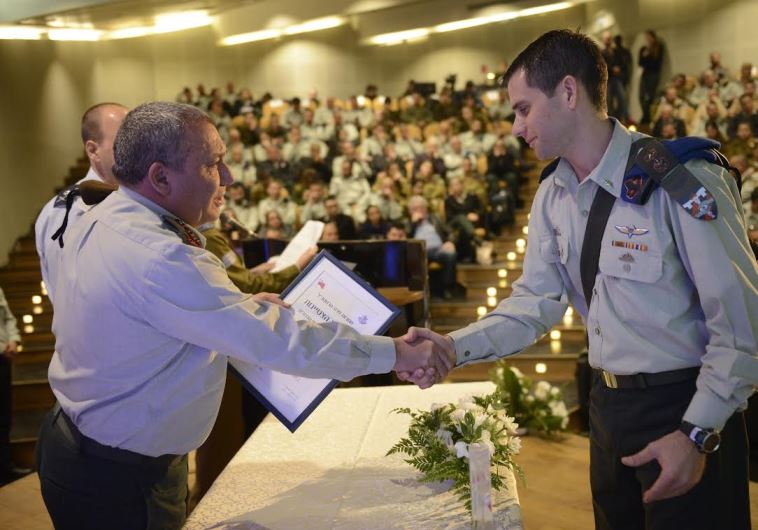 Eisenkot handing out an award, December 28, 2015