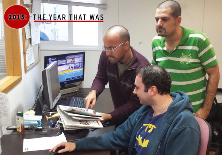 Outgoing manager of JPost.com, Nati Gabbay (right), goes over the latest headlines with his staff in our Tel Aviv office