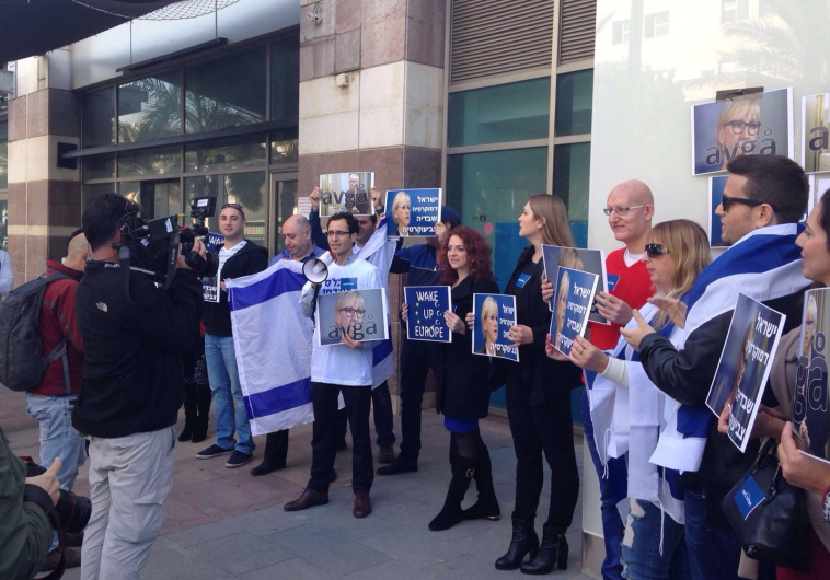 Protesters rally outside Swedish embassy, call for FM's resignation