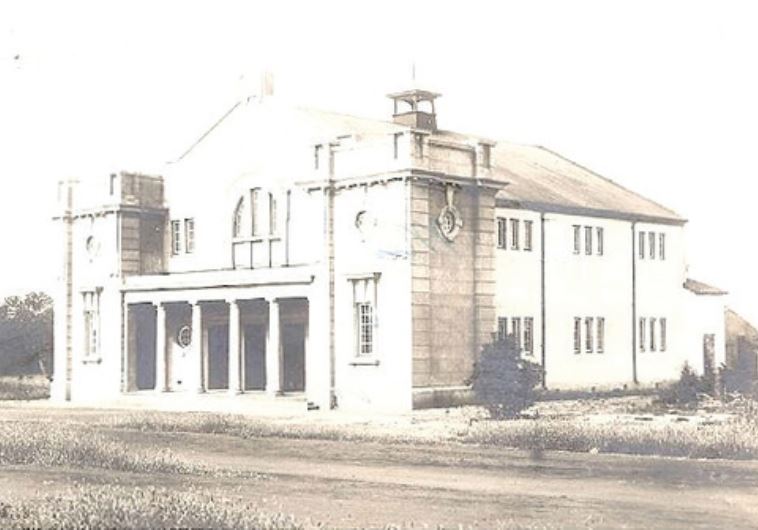 A newspaper clipping showing a synagogue in Salisbury (today Harare), Rhodesia, today Zimbabwe