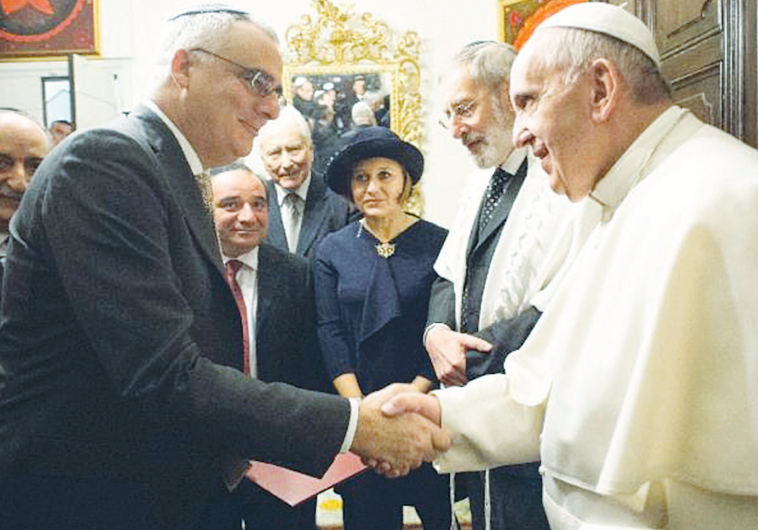 ANTI-SEMITISM FIGHTER Prof. Charles Small presents Pope Francis with his policy paper on global anti-Semitism at Rome’s Great Synagogue last week.