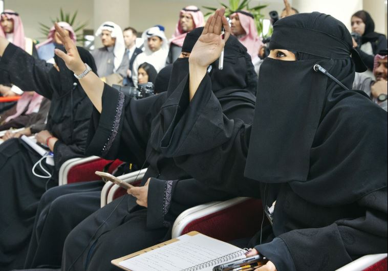 Saudi women journalists raise their hands to ask questions at a press conference held by US Secretary of State John Kerry and Saudi Foreign Minister Adel Jubeir at King Salman Regional Air Base in Riyadh, Saudi Arabia, last month