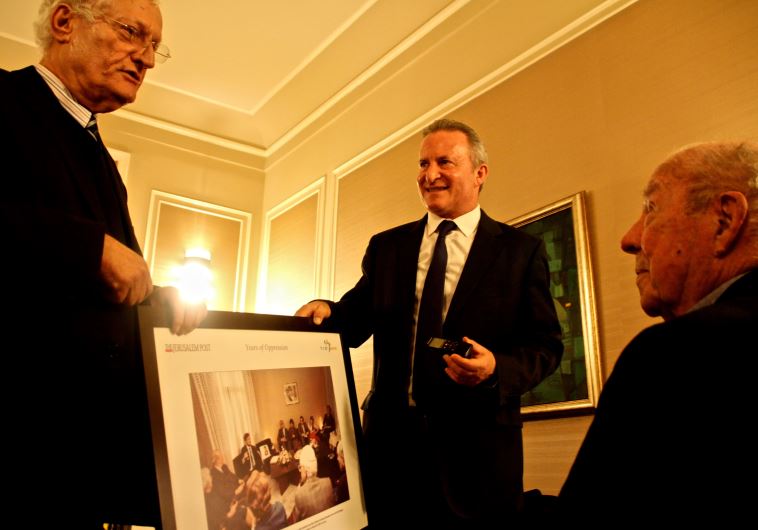 CHAIM CHESLER, the founder and chairman of Limmud FSU, and ‘Jerusalem Post’ editor-in-chief Steve Linde present George Shultz on Monday with a historic photograph of a 1987 meeting he had in Jerusalem as secretary of state with former Soviet refuseniks organized by Chesler, then the secretary-genera