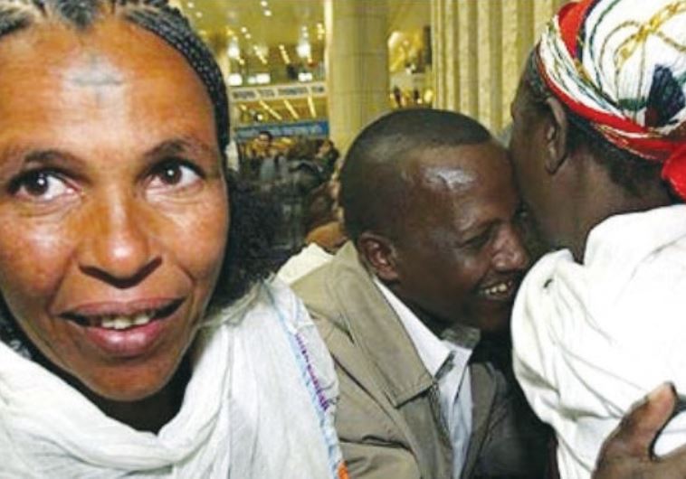 Ethiopian immigrants greet family members in 2010