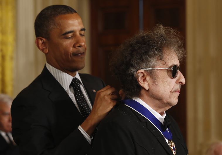 U.S. President Barack Obama awards a 2012 Presidential Medal of Freedom to musician Bob Dylan during a ceremony in the East Room of the White House in Washington, May 29, 2012.
