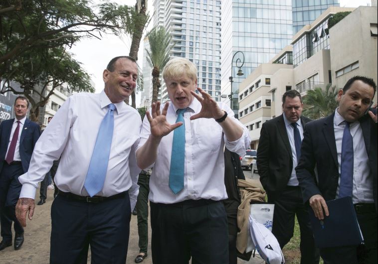 London Mayor Boris Johnson (center) chats with Tel Aviv Mayor Ron Huldai during his visit to Israel, November 9
