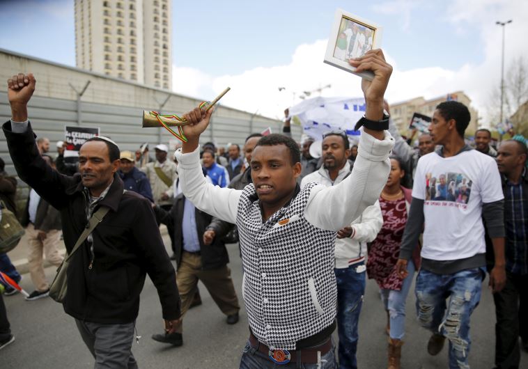 Israelis of Ethiopian descent take part in a protest in Jerusalem calling on gov't to bring the remaining members of their community living in Ethiopia, known as Falash Mura to settle in Israel, March 20, 2016. 