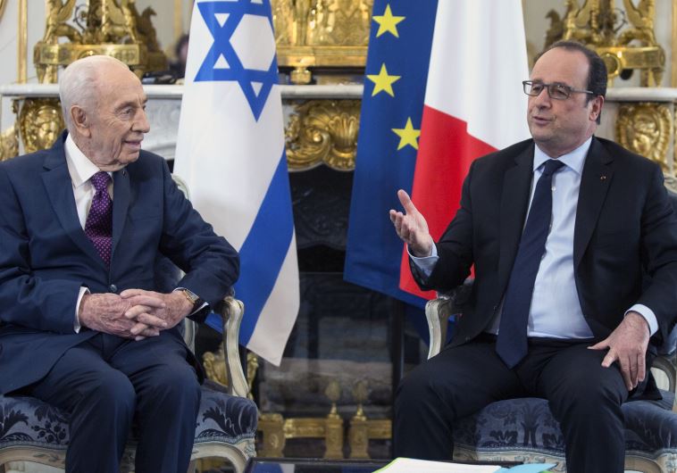 Former Israeli President Shimon Peres (L) discusses with French President Francois Hollande during a meeting at the Elysee Palace in Paris, France, March 25, 2016. 