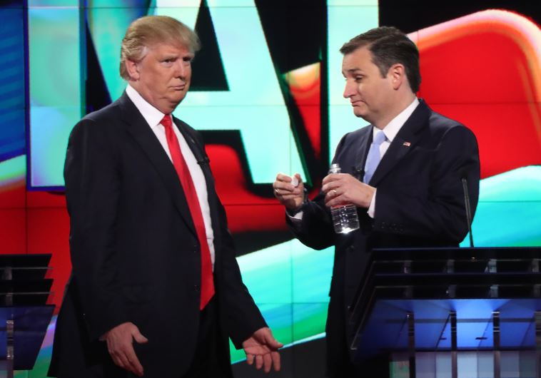 Republican US presidential candidate Donald Trump (L) talks with rival Ted Cruz during a commercial break in the midst of the Republican US presidential candidates debate, March 10, 2016. 