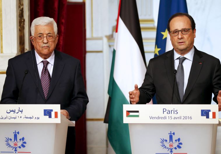 Palestinian Authority President Mahmoud Abbas (L) and French President Francois Hollande (R) make a joint statement in Paris, France, April 15, 2016