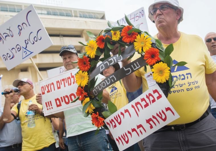 DRIVING TESTERS protest yesterday outside the Transportation Ministry’s Jerusalem office.