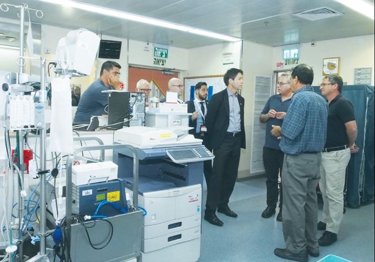 ONTARIO HEALTH MINISTER Dr. Eric Hoskins (center) visits Wolfson Medical Center in Holon last week for a close up look at its famed Save a Child’s Heart program.