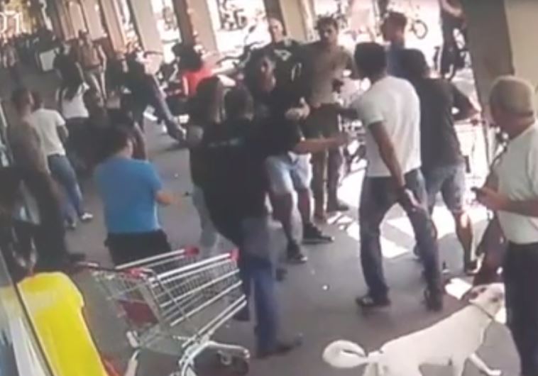 A clash between Border Police officers  and an Arab worker in Tel Aviv