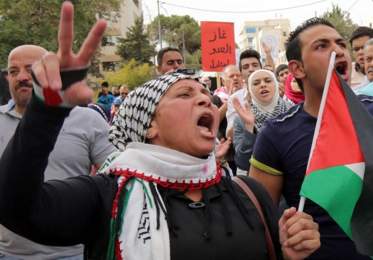 Jordanian protesters wave the national and Palestinian flags in Amman