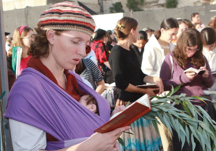 Woman pray at Western Wall