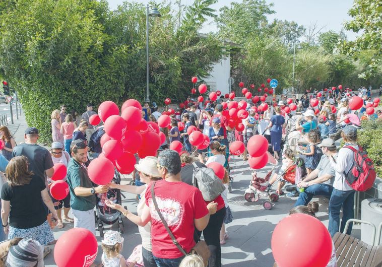 PARTICIPANTS IN THE alternative Jerusalem Day event, March of the Families, receive balloons yesterday.