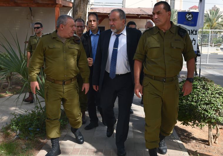 Liberman and Eisenkot at IDF Southern Command
