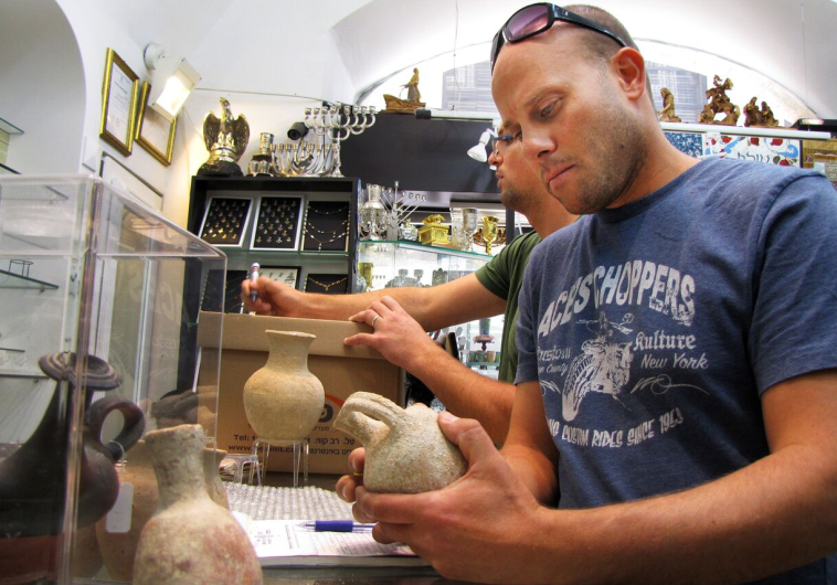 Inspectors from the IAA’s Unit for the Prevention of Antiquities >> Robbery during the Tuesday aid of the Mamilla store. 