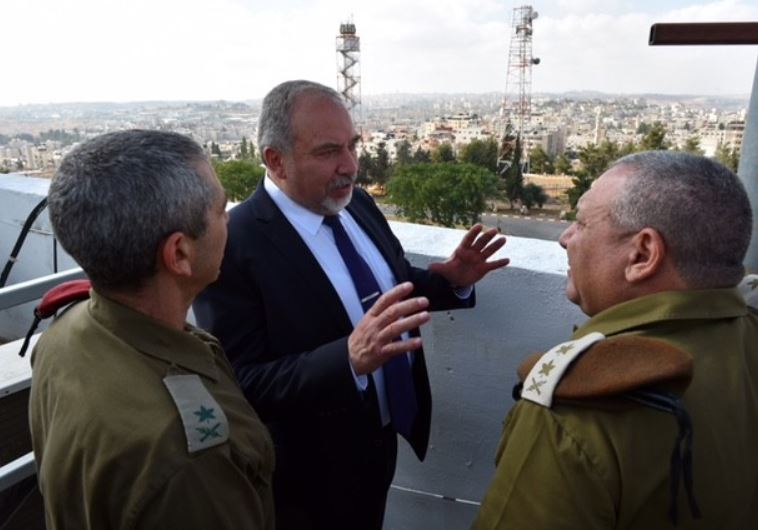 Defense Minister Avigdor Liberman (C) speaks to OC Southern Command Maj.-Gen. Roni Nume (L) and IDF Chief of Staff Lt.-Gen Gadi Eisenkot (R)