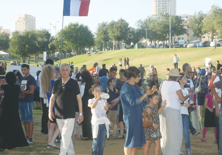 NEWCOMERS, VETERAN IMMIGRANTS and native Israelis party in the capital’s Sacher Park on Thursday.