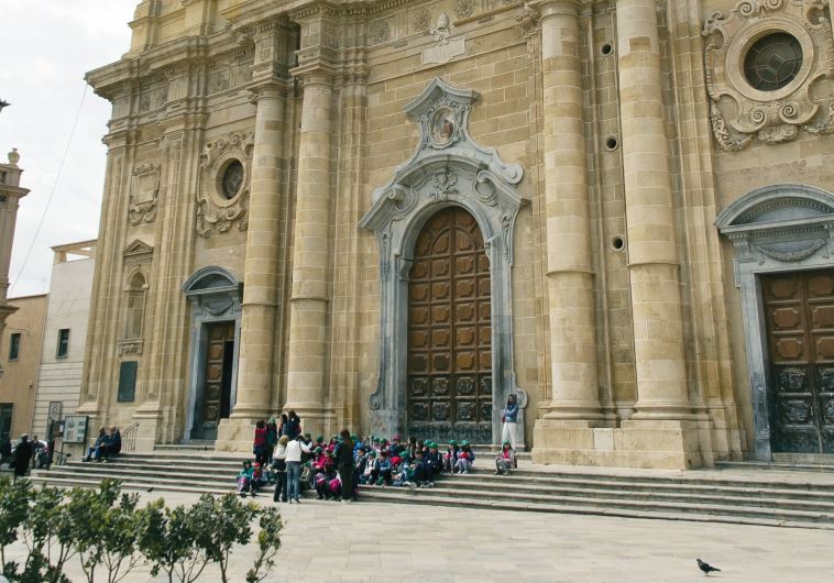 The Marsala tapestry museum is almost hidden around the corner at the main piazza, behind the Mother Church