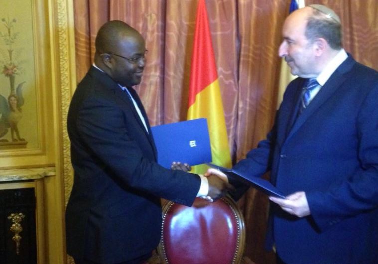 Foreign Ministry director-general Dore Gold and Ibrahim Khalil Kaba, the chief of staff for Guinean president Alpha Conde, sign declaration re-establishing ties in Paris.