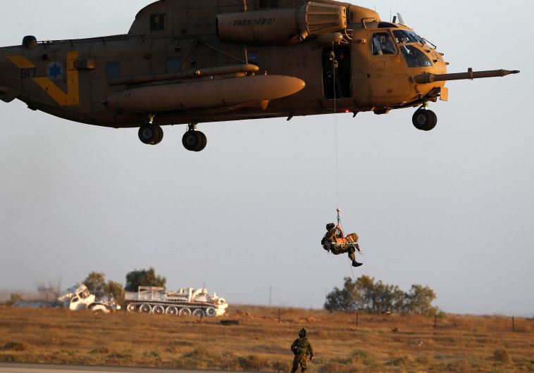 An IAF Sikorsky CH-53 helicopter demonstrates the evacuation of a wounded person during an aerial demonstration at a graduation ceremony in southern Israel [File June 30, 2016]