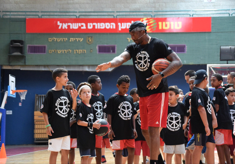 Stoudemire coaches children at the basketball "peace camp" Monday morning in Jerusalem (Hapoel Jerusalem).