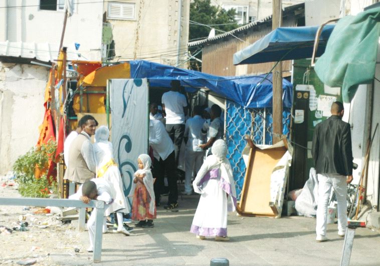 AFRICAN MIGRANTS attend a wedding in Tel Aviv’s Neveh Sha’anan neighborhood