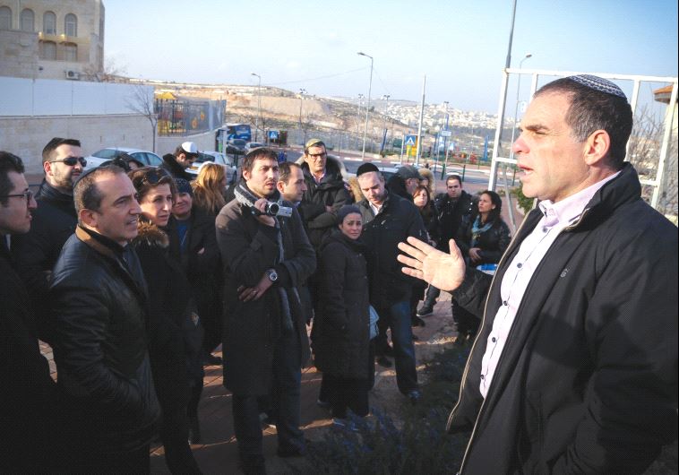 ODED REVIVI speaks to a group on a recent tour of Efrat.