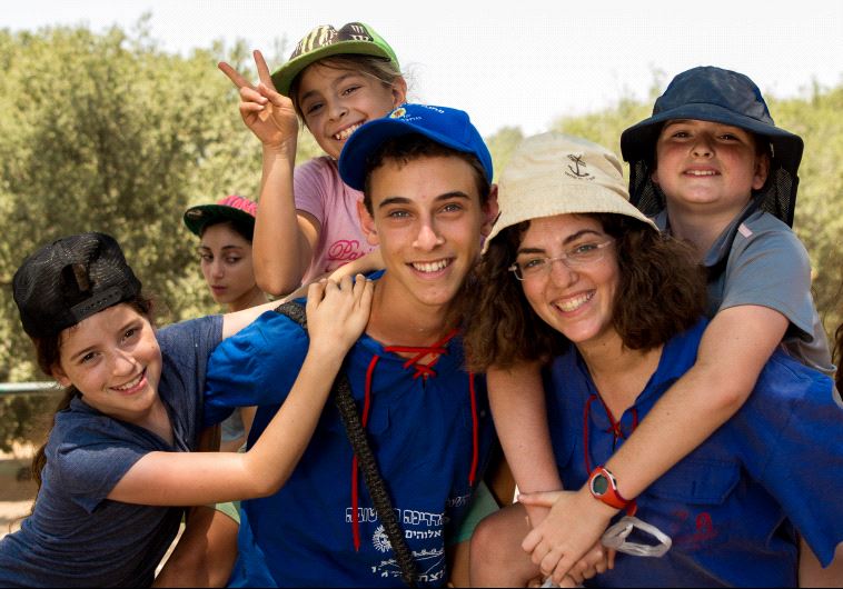 Members of No'ar Oved, the Working and Studying Youth Movement