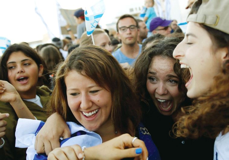Newly arrived immigrants from North America react as they are welcomed after landing in Israel on a special flight organized by Nefesh B’Nefesh at Ben-Gurion International Airport