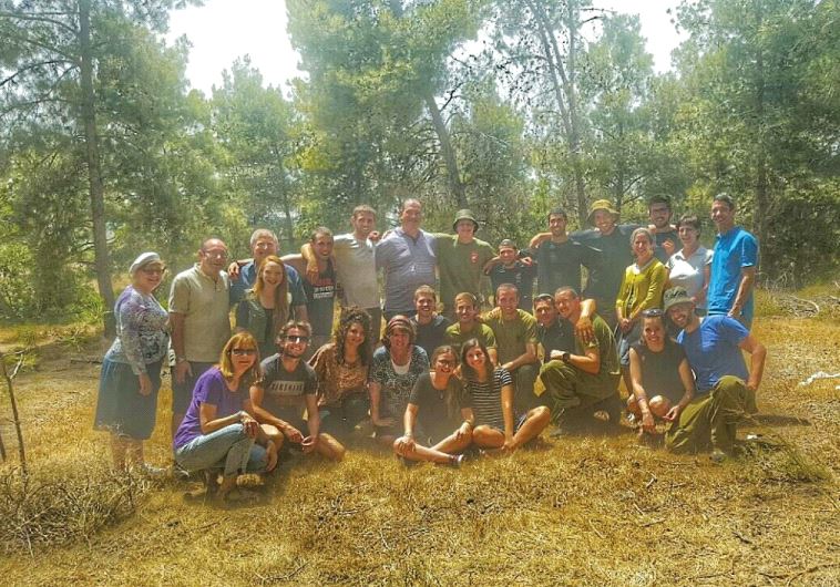 The 12 soldiers who live in the Beit Shemesh Lone Soldiers’ Home with the counselors, board members and spouses on a fun day out