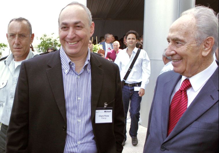 Chemi Peres (L) standing next to his father, former President Shimon Peres in 2008
