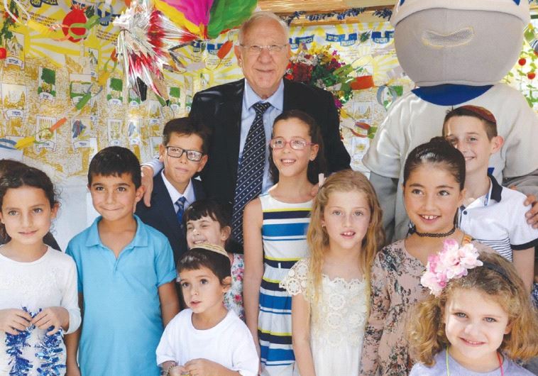CHILDREN JOIN President Reuven Rivlin in decorating a succa at the President’s Residence in Jerusalem yesterday