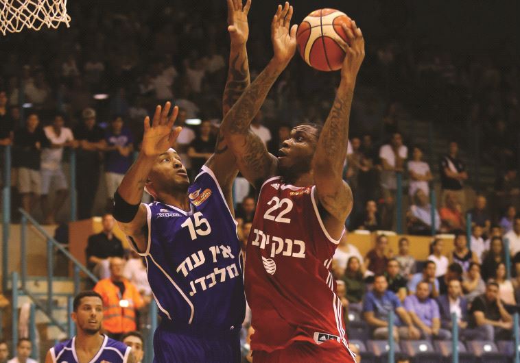 Hapoel Jerusalem forward Shawn Jones (right) scored 15 points in an Oct. 16, 2016 win over James Singelton (left) and Maccabi Kiryat Gat in BSL action