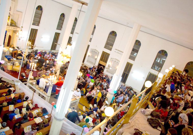A packed house for the Purim megila reading in 2016 at the Tel Aviv International Synagogue
