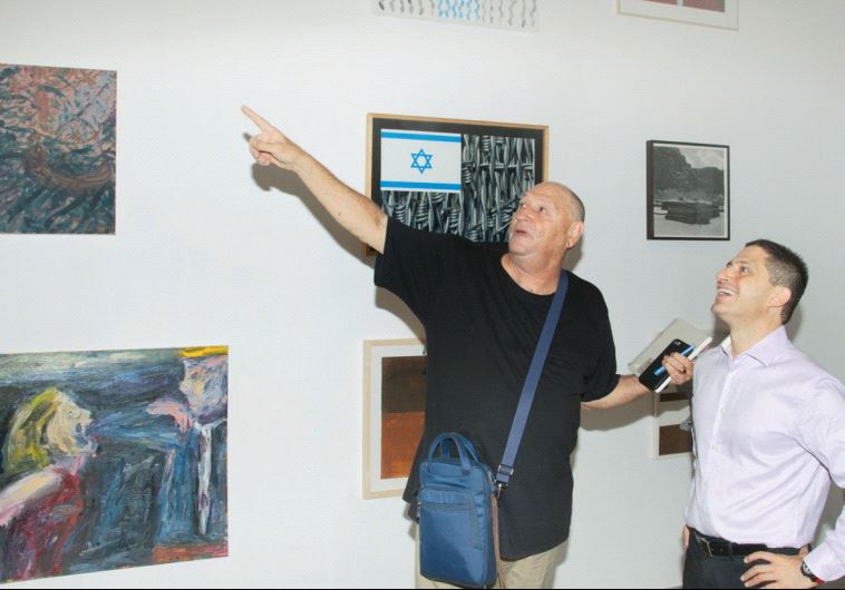 David Wakstein (L) and Beersheba Mayor Ruvik Danilovich at the exhibition
