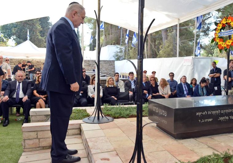Prime Minister Benjamin Netanyahu at Former Presudent Shimon Peres's grave