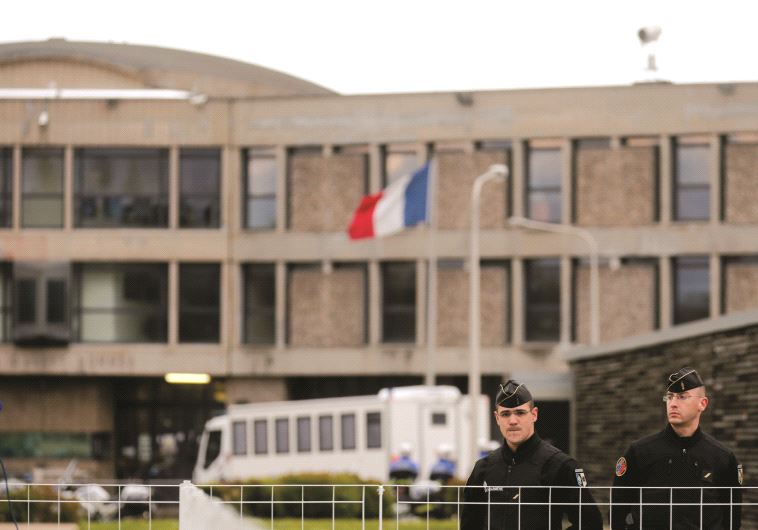 Des policiers en faction devant un bâtiment