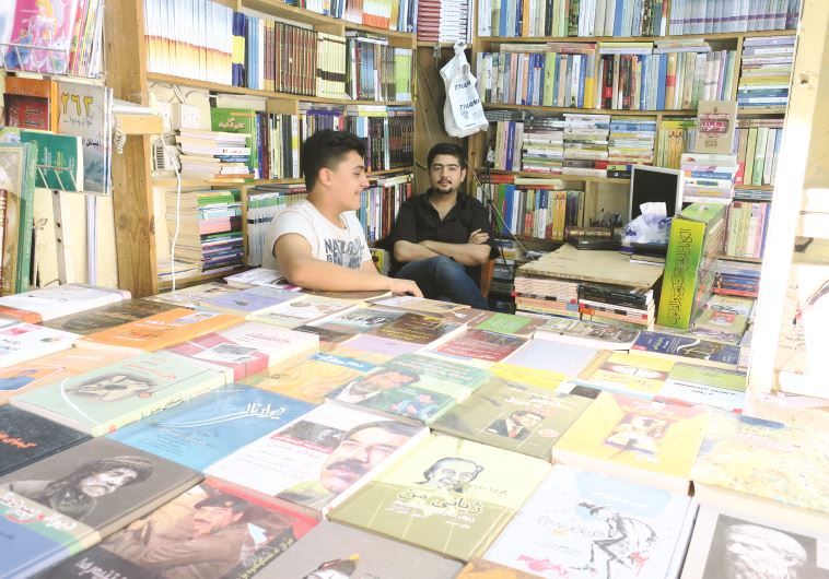 Une librairie kurde où se cotoient divers ouvrages