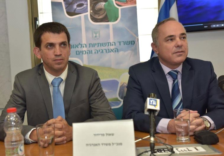 National Infrastructure, Energy and Water Ministry director-general Shaul Meridor (left) and Minister Yuval Steinitz (right) declare Israel's waters open for new gas exploration