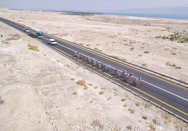 Sur la route de la randonnée cycliste caritative