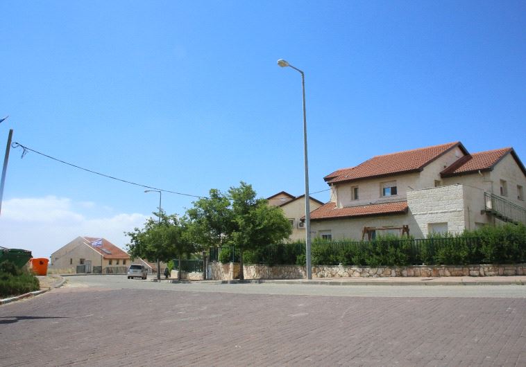 The homes in Ofra that are set for demolition. Photo: Moshe Cohen.