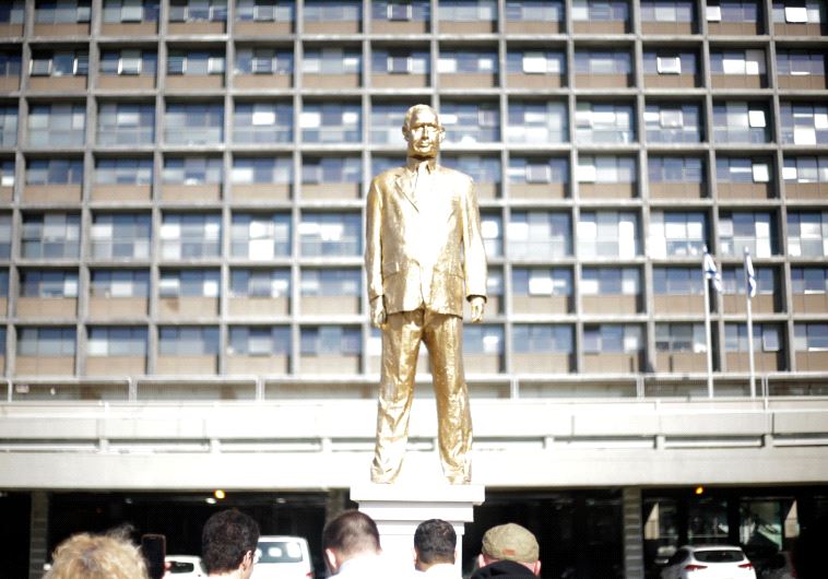 Golden statue of Netanyahu looms over Rabin Square 