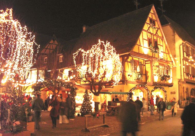 Un marché de Noël, loin de la dureté des guerres