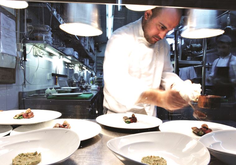 Le chef Meir Adoni lors du dressage d'un plat
