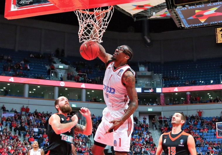 Hapoel Jerusalem center Amar’e Stoudemire dunks 