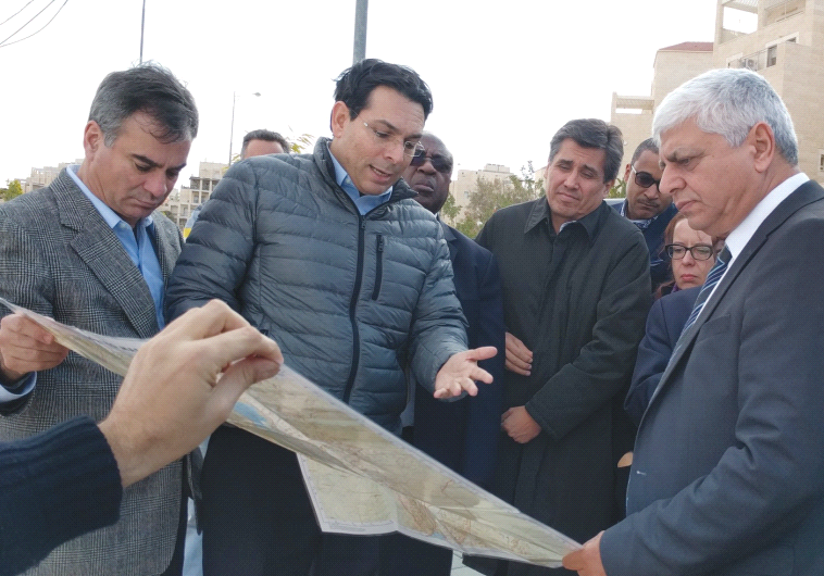 AMBASSADOR TO THE UN Danny Danon (second left), Guatemalan Ambassador to the UN Jorge Skinner-Klee and Ma’aleh Adumim Mayor Benny Kashriel discuss a map in Ma’aleh Adumim last week