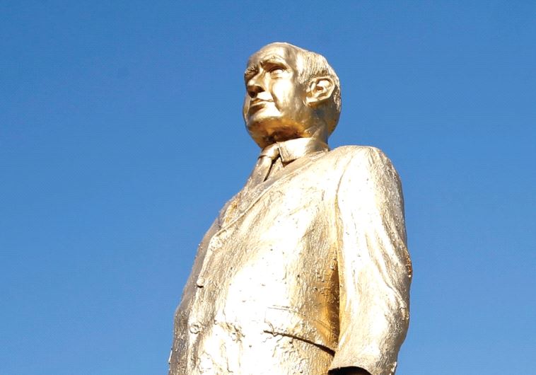 A golden statue of Netanyahu created by Israeli artist Itay Zalait
